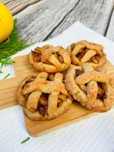 Diese Low Carb Apfelstrudel Kekse zählen zu meinen absoluten Lieblingskeksen in der Weihnachtszeit. Denn sie schmecken nicht nur unheimlich lecker, sondern sind auch mega eiweißreich und zudem relativ kalorienarm. www.mybodyartist.de