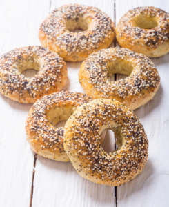 Diese Low Carb Bagel eignen sich besonders gut für Vegetarier, denn auch ohne Belag haben sie schon ganze 27 g Eiweiß pro Bagel. www.mybodyartist.de