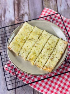 Dieses Protein Knoblauchbrot hat nur 177 kcal pro 100 g und ist zudem reich an Proteinen und Ballaststoffen - also perfekt für Dich, wenn Du noch auf der Suche nach einem leckeren Snack für Deinen Fernsehabend bist.
