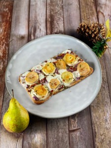 Dieser Pfannen Flammkuchen ist perfekt für Dich, wenn Du noch auf der Suche nach einem Rezept für ein fitnessgerechtes Abendessen bist.