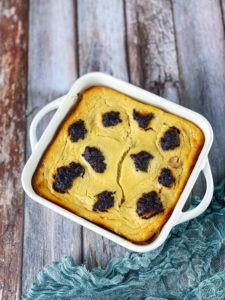 Diese Low Carb Zupfkuchen Bowl mit nur 138 kcal ist ideal für Dich, wenn Du während Deiner Abnehmphase auch mal etwas naschen willst. Denn sie ist nicht nur kalorienarm, sondern auch mega eiweißreich und enthält auch keinen Zucker.
