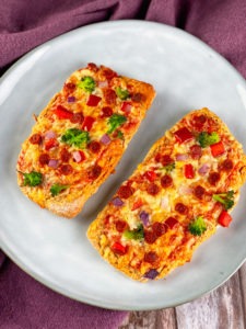 Mit diesen Protein Bistro Baguettes macht das Abnehmen Spaß. Denn sie schmecken nicht nur fast genauso gut wie das Original, sondern sind mit 259 kcal pro Stück auch sehr kalorienarm und haben mega viel Eiweiß. www.mybodyartist.de