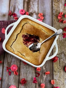 Diese Heiße Liebe Bowl eignet sich perfekt für alle, die während ihrer Diät bewusst naschen wollen. Denn sie schmeckt nicht nur sehr lecker, sondern ist auch mega kalorienarm und enthält zudem reichlich Eiweiß.