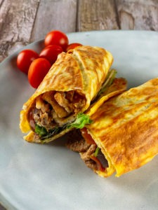 Diese Low Carb Gyrosrolle musst Du einfach probieren. Denn sie schmeckt nicht nur mega lecker, sondern hat auch ganze 55 g Eiweiß pro Portion.