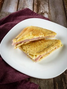 Diese Low Carb Sandwiches sind ideal für alle, die sich glutenfrei ernähren müssen oder einfach mal ein eiweißreicheres Brotrezept ausprobieren wollen.
