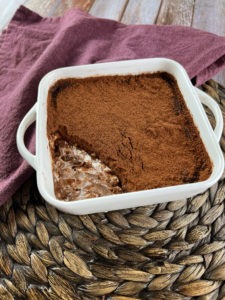 Dieses Overnight Oats Tiramisu gehört neuerdings zu meinen Lieblingsfrühstücksrezepten. Denn es ist nicht nur eiweißreich und macht aufgrund des hohen Ballaststoffanteils mega satt, sondern ist aufgrund des Koffeingehalts auch ein echter Wachmacher. www.mybodyartist.de