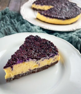 Dieser Low Carb Blueberry Cheesecake ist nicht nur unheimlich lecker, sondern hat auch die perfekten Werte zum Abnehmen: gerade einmal 81 kcal und ganze 11 g Eiweiß pro 100 g, kein Zucker und zudem reichlich Ballaststoffe. www.mybodyartist.de