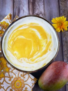 Diese Protein Solero Bowl eignet sich perfekt als Post-Workout-Mahlzeit, denn sie enthält nicht nur mega viel Eiweiß (ganze 49 g pro Portion), sondern ist auch reich an schnellen Kohlenhydraten, die nach einem anstrengenden Training Deine Glykogenspeicher wieder auffüllen. www.mybodyartist.de