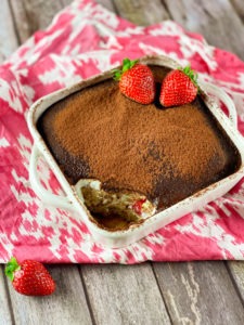 Dieses Low Carb Erdbeertiramisu passt perfekt in jede Diät, denn es ist nicht nur mega kalorienarm (nur 331 kcal pro Portion), sondern enthält auch reichlich eiweiß (ganze 40 g) und ist zudem zuckerfrei.