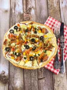 Diese Low Carb Gyros Pizza schmeckt fast so gut wie das Original von Dr. Oetker, ist aber wesentlich kalorienärmer und um einiges eiweißreicher.