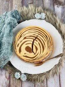 Low Carb Zebra Cheesecake mit nur 91 kcal und ganzen 14 g Eiweiß pro 100 g - perfekt zum Abnehmen!
