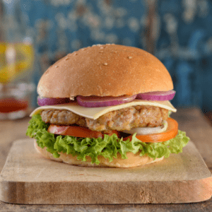 Kalorienarme Cheeseburger mit 39 g Eiweiß pro Stück und wenig Fett - perfekt, wenn Du mal Lust auf etwas Fast Food hast, aber auf Deine schlanke Linie achten willst.