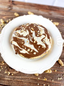 Wenn Du auf Erdnussbutter und High Protein Pudding stehst, dann solltest Du unbedingt einmal diesen Low Carb Snickers Cheesecake ausprobieren. Mit nur 110 kcal und 12 g Eiweiß pro 100 g, eignet er sich auch sehr gut zum Abnehmen. www.mybodyartist.de