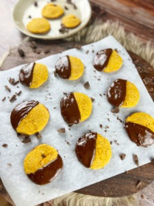 Diese Kürbiskekse mit Schokoglasur sind eine tolle Alternative, wenn Du Dich etwas gesünder ernähren und ein paar Kalorien sparen kannst. www.mybodyartist.de