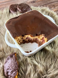 Diese Low Carb Lebkuchen Bowl eignet sich perfekt, wenn Du Dir während der Weihnachtszeit mal etwas Süßes gönnen, aber trotzdem auch ein bisschen auf Deine Figur achten willst. Denn sie hat gerade einmal 127 Kalorien pro 100 g, ist mega eiweißreich und schmeckt natürlich auch mega lecker. www.mybodyartist.de