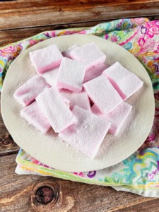 Low Carb Marshmallows ohne Zucker, mit nur 60 kcal und ganzen 15 g Eiweiß pro 530 g - das gibt es doch nicht! Doch gibt es schon und Du brauchst sogar auch nur drei Zutaten dafür!! www.mybodyartist.de