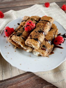 Diese Bananasplit French Toasts musst Du unbedingt einmal ausprobieren. Denn sie schmecken wirklich wahnsinnig lecker, machen gut satt und sind zudem auch noch proteinreich. www.mybodyartist.de