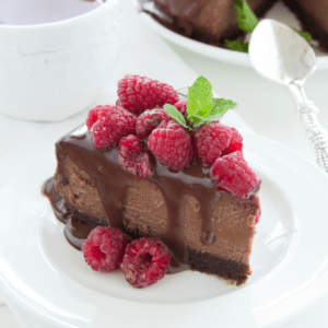 Dieser Low Carb Schoko Käsekuchen ist ideal für alle, die während ihrer Diät nicht ganz auf Schokolade verzichten, aber trotzdem den maximalen Erfolg anstreben wollen. www.mybodyartist.de