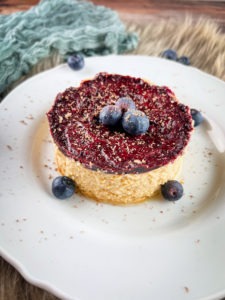 Dieser Mini Cheesecake eignet sich perfekt für Deine Diät, denn er schmeckt nicht nur unglaublich lecker, sondern ist auch mega kalorienarm. Gerade einmal 282 Kalorien hat der ganze Mini Käsekuchen und eiweißreich ist er auch noch! www.mybodyartist.de