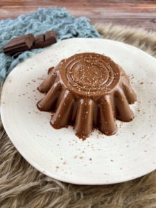 Dieser Low Carb Schokopudding eignet sich perfekt für Dich, wenn Du Dir  mal etwas Schoki gönnen, aber trotzdem auch auf Deine schlanke Linie achten willst. Denn er hat gerade einmal 92 kcal pro 100 g und ist zudem eiweißreich. www.mybodyartist.de