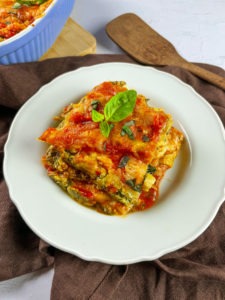 Diese vegetarische Lasagne haben wir gerade ganz frisch in die vegetarische Version unseres Bikinibodyprogramms aufgenommen, da sie nicht nicht nur mega lecker schmeckt und kalorienarm ist, sondern sich auch gut zum Vorkochen für mehrere Tage eignet. www.mybodyartist.de