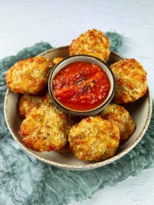Diese Low Carb Chicken Nuggets sind der perfekte Snack zum Abnehmen. Denn sie sind nicht nur kalorienarm, sondern auch mega eiweißreich. Zudem eignen sie sich super zum Mitnehmen. www.mybodyartist.de