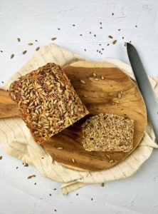 Dieses Dinkel Eiweißbrot musst Du unbedingt einmal ausprobieren. Denn es schmeckt wirklich mega lecker, ist reich an sattmachenden Ballaststoffen sowie gesunden Fetten und auch die Zubereitung ist total einfach. www.mybodyartist.de