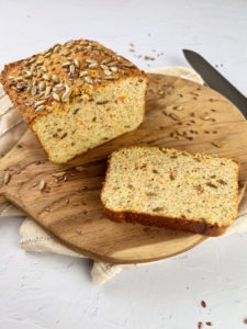 Dieses Low Carb Eiweißbrot eignet sich auch perfekt zum Abnehmen. Denn es ist nicht nur relativ kalorienarm, sondern auch reich an Eiweiß und sattmachenden Ballaststoffen. www.mybodyartist.de