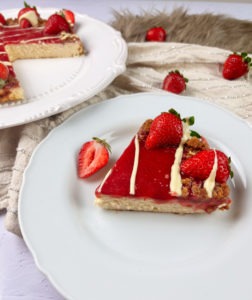 Dieser Low Carb Erdbeer Käsekuchen ist der perfekte Snack für Deine Diät. Denn er schmeckt nicht nur mega lecker, sondern hat auch nur 195 kcal und ganze 24 g Eiweiß pro 300 g Stück. www.mybodyartist.de