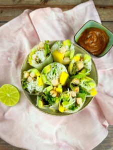 Wenn Du noch auf der Suche nach einem proteinreichen Sommersnack bist, dann solltest Du unbedingt einmal diese Sommerrollen mit Erdnussdip ausprobieren. Du kannst sie blitzschnell zubereiten und wenn Du dazu Low Carb Nudeln verwendest anstelle der Reisnudeln, kannst Du auch noch jede Menge Kalorien sparen. www.mybodyartist.de