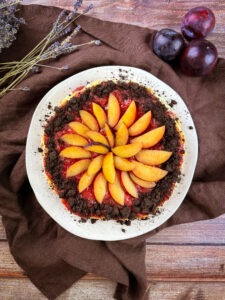 Dieser Low Carb Pflaumen Käsekuchen eignet sich perfekt zum Abnehmen. Denn er hat gerade einmal 67 kcal pro 100 g und ist zudem mega eiweißreich.