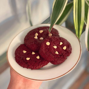 Diese Red Velvet Kekse ermöglichen Dir gleich zwei Fliegen mit einer Klappe zu schlagen. Denn auf der einen Seite kannst Du mit ihnen Dein Verlangen nach Süßem stillen ohne dabei allzu viele Kalorien zu Dir zunehmen und auf der anderen Seite erleichtern sie Dir auch Deinen Eiweißbedarf zu decken. Denn mit 16 g Eiweiß pro 100 g sind sie schon fast so eiweißreich wie ein Eiweißriegel. www.mybodyartist.de