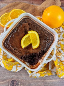 Dieser Low Carb Orangen Schoko Kuchen schmeckt wirklich so lecker, dass wir ihn wohl bald mal mit in unser Bikinibodyprogramm aufnehmen werden. Wenn Du jetzt denkst "Schokokuchen und Diät - das passt doch nicht zusammen", dann können wir Dich beruhigen. Denn unser Low Carb Orangen Schoko Kuchen ist nicht nur zuckerfrei, sondern mit nur 157 kcal  pro 100 g auch mega kalorienarm. Zudem ist er reich an sattmachenden Proteinen und Ballaststoffen, die verhindern, dass etwas Naschen gleich in einer großen Fressorgie ausartet. Lass ihn Dir schmecken. www.mybodyartist.de