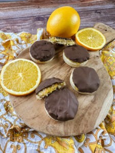 Diese Orange Softcake Kekse zählen ab sofort definitiv zu meinen Lieblingskeksen. Denn sie schmecken wirklich fast genauso wie das Original, sind aber deutlich kalorienärmer und enthalten auch kaum Zucker. www.mybodyartist.de