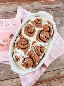 Diese Protein Zimtschnecken sind eine tolle Alternative zu normalen Cinnamon rolls. Denn sie enthalten deutlich weniger Zucker und Fett, schmecken aber trotzdem mindestens genauso gut. www.mybodyartist.de
