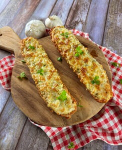Dieses Protein Knoblauch Baguette ist perfekt für alle geeignet, die sich eiweißreicher ernähren und ein paar Kalorien einsparen wollen ohne dabei auf ihre Lieblingsspeisen verzichten zu müssen.