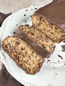 Dieser Low Carb Chocolate Chip Kuchen ist ideal für alle, die abnehmen oder sich zuckerfrei ernähren wollen und gleichzeitig nicht auf Süßes verzichten möchten. Denn er ist nicht nur kalorienarm, sondern auch mega reich an Eiweiß und Ballaststoffen, die für ein höheres Sättigungsgefühl und einen schnelleren Stoffwechsel sorgen. Und obendrein schmeckt er auch noch unfassbar lecker. www.mybodyartist.de