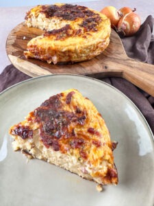 Dieser Low Carb Zwiebelkuchen ist eine tolle Alternative zu normalen Zwiebelkuchen, da er deutlich weniger Kalorien enthält und zudem mega eiweißreich ist. www.mybodyartist.de