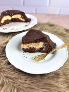 Dieser Marmorkuchen mit Cheesecakefüllung ist nicht nur mega lecker, sondern eignet sich auch perfekt für Deine Diät! Denn er ist zuckerfrei, mega eiweißreich und hat darüber hinaus auch gerade einmal 192 kcal pro 100 g! www.mybodyartist.de