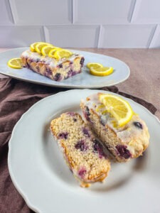 Dieser Low Carb Zitronenkuchen mit Blaubeeren eignet sich perfekt für alle, die während ihrer Diät nicht auf Süßes verzichten wollen. Denn er enthält keinen Zucker, ist sehr kalorienarm und darüber hinaus reich an sattmachenden Proteinen und Ballaststoffen. www.mybodyartist.de