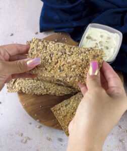 Unser selbstgemachtes Knäckebrot ist eine tolle Alternative für alle, die sich möglichst natürlich ernähren wollen. Es ist zuckerfrei, reich an gesunden Fetten und zudem nicht allzu kalorienreich. www.mybodyartist.de