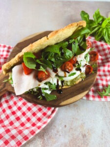 Kennst Du schon den neuen Pizza Sandwich Trend? Wir haben ihn einmal für euch ausprobiert und das Pizza Sandwich dabei gleich noch etwas kalorienärmer gestaltet.