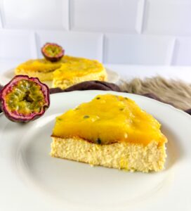 Dieser Low Carb Solero Käsekuchen ist der perfekte zum Sommersnack zum Abnehmen. Denn er schmeckt nicht nur unglaublich lecker, sondern ist auch mega kalorienarm, eiweißreich und macht gut satt. www.mybodyartist.de