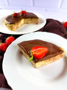 Dieser Low Carb Yogurette Käsekuchen gehört jetzt zu meinen Lieblings-Abnehm-Snacks. Denn er schmeckt nicht nur unglaublich lecker, sondern ist auch total kalorienarm, zuckerfrei und zudem reich an Eiweiß. www.mybodyartist.de