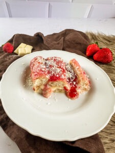 Dieses Protein Spaghetti Eis Tiramisu ist eine tolle Alternative, wenn Du Dir mal etwas Süßes gönnen, aber gleichzeitig auch auf eine kalorienarme und proteinreiche Ernährung achten willst.