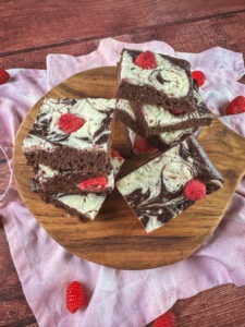 Dieser Brownie Cheesecake ist eine tolle Alternative, wenn Du mal Bock auf den Geschmack von Brownies hast, aber auch ein paar Kalorien sparen willst. Da er reich an Proteinen, Ballaststoffen und ungesättigten Fettsäuren ist, macht er zudem schneller satt.