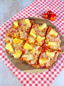 Diese Pfannen Pizza Hawaii schmeckt nicht nur mega lecker, sondern eignet sich auch super zum Abnehmen. Denn sie ist mega kalorienarm, eiweißreich und lässt sich zudem blitzschnell in der Pfanne zubereiten. www.mybodyartist.de