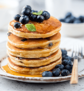 Heute haben mal zuckerfreie, japanische Pfannkuchen zubereitet und ich muss sagen die sind echt lecker. Da sie zudem sehr kalorienarm sind, kannst Du zu ihnen auch noch etwas anderes essen wie z.B. ein Protein Pudding. www.mybodyartist.de