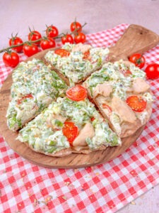 Da Caesar Salad Pizza gerade voll im Trend liegt, haben auch wir sie heute mal ausprobiert und das Rezept extra so gestaltet, dass es nicht nur lecker schmeckt, sondern auch kalorienarm und eiweißreich ist.