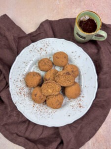 Diese Protein Tiramisubällchen gehören zu meinen absoluten Liebling-Süßigkeiten. Denn sie schmecken wirklich unglaublich lecker und sind zudem sehr proteinreich. www.mybodyartist.de